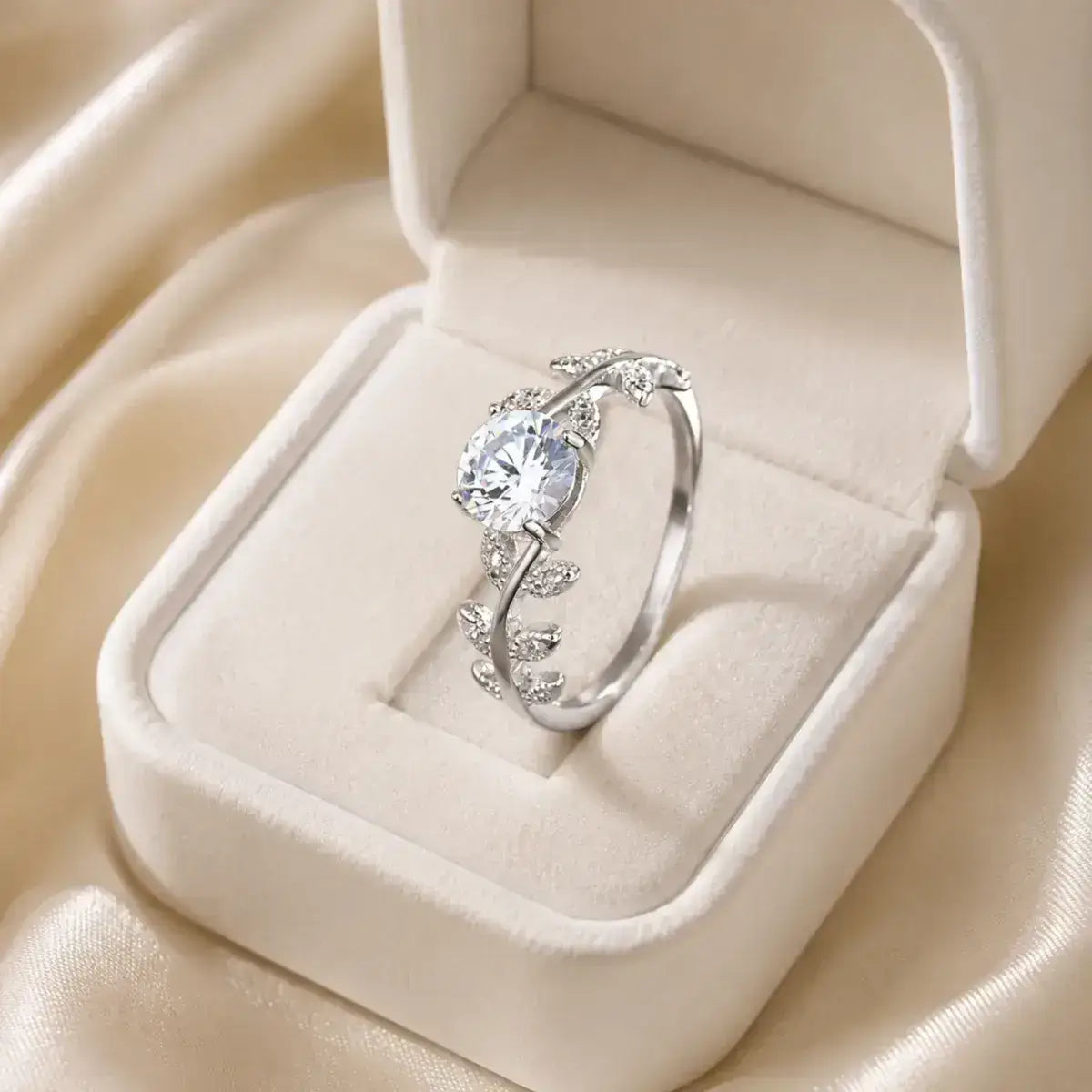 Anel solitário videira com moissanite em caixa de joias branca sobre tecido acetinado elegante