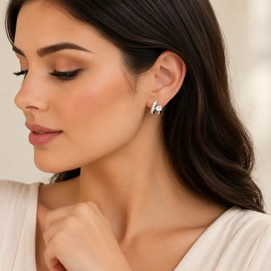 Brincos de argolas assimetricos em prata de lei com moissanite usados por uma modelo elegante