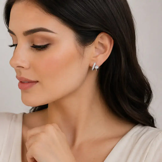 Brincos de argolas assimetricos em prata de lei com moissanite usados por uma modelo elegante