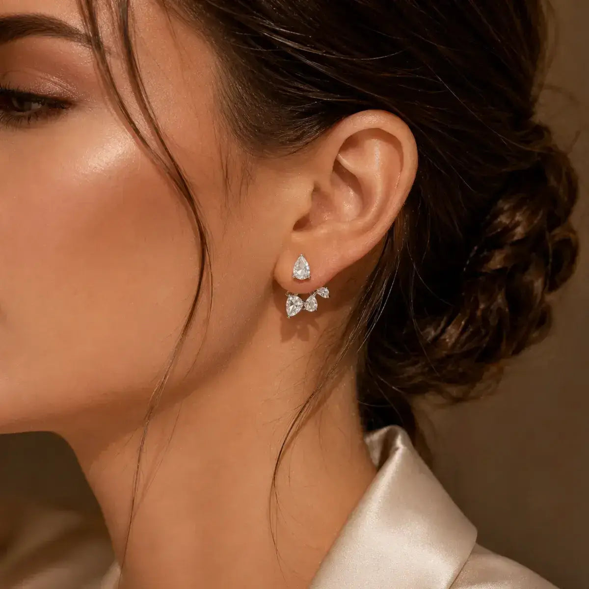 Brincos em prata 925 ear jackt com moissanite na orelha da modelo