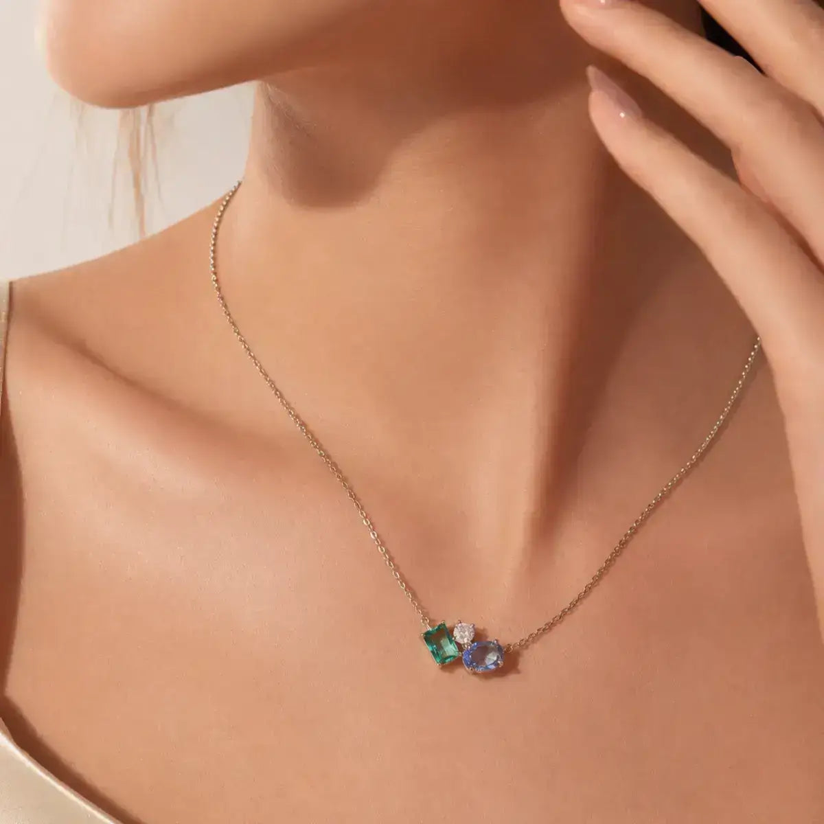 Mulher a usar colar de prata de lei 925 com zircónia e cristais azul e verde