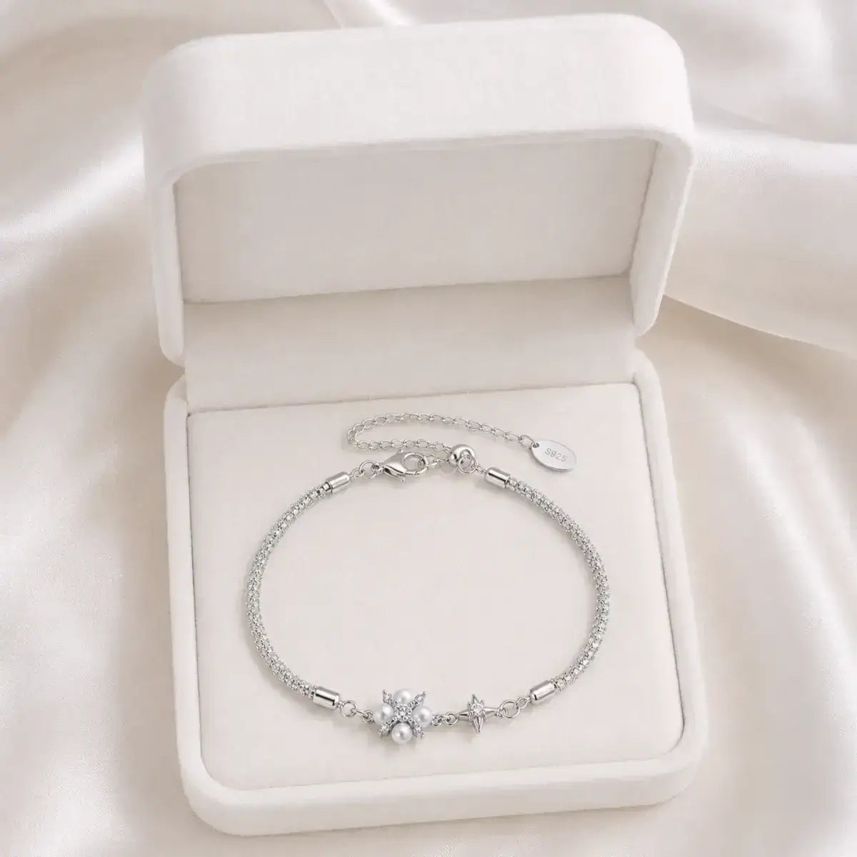Pulseira delicada em Prata 925 com pérola natural e moissanite apresentada em caixa de joias de veludo branca