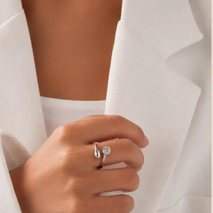 Anel aberto em prata 925 com moissanite na mão da modelo com blaser branco