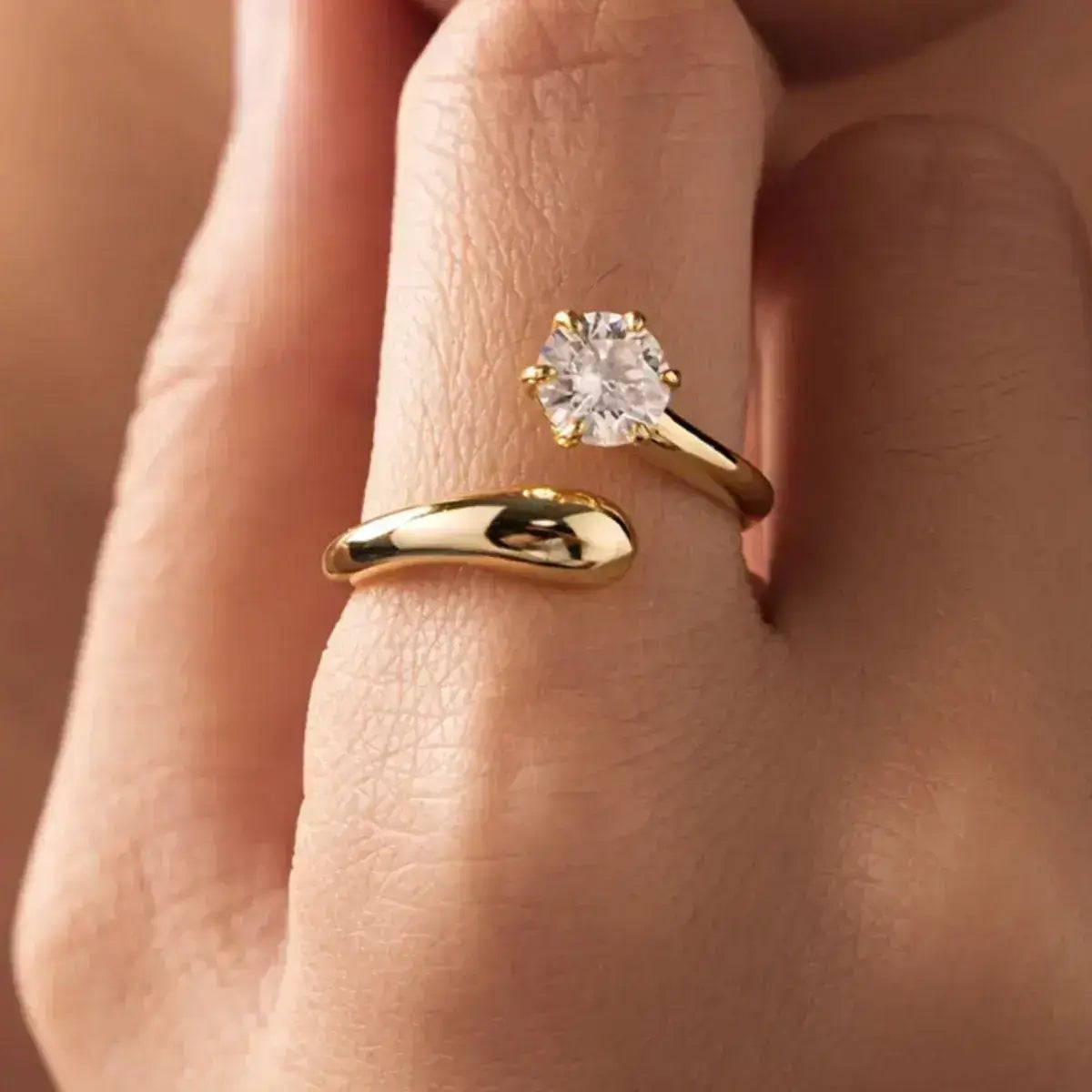 Close em anel aberto em prata 925 dourada com moissanite e design espiral