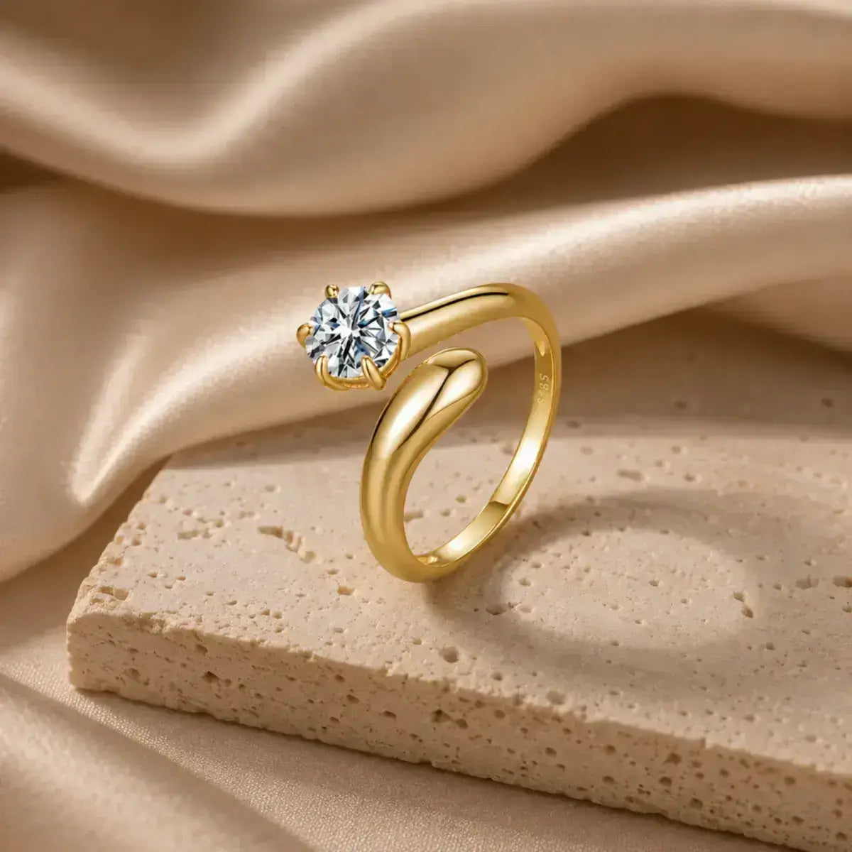 Anel aberto espiral em prata dourada com design ajustável e moissanite visto de lado