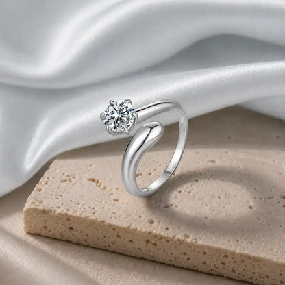 Anel aberto em prata 925 com design ajustável e moissanite de 1 ct visto de lado