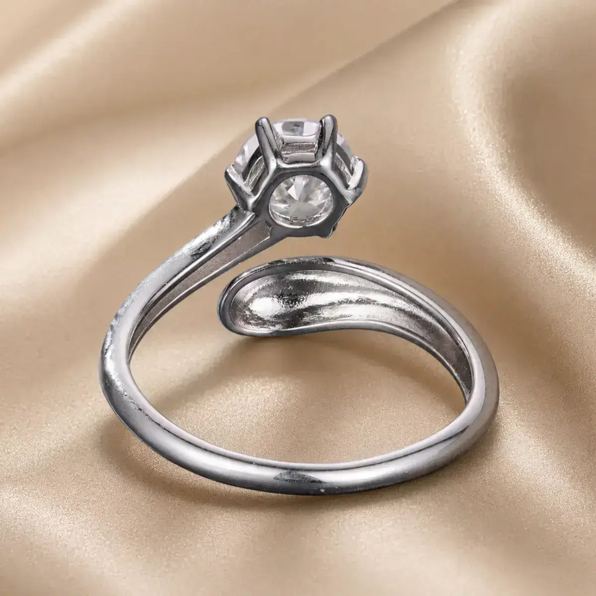 Anel aberto ajustável em prata 925 com moissanite visto de costas