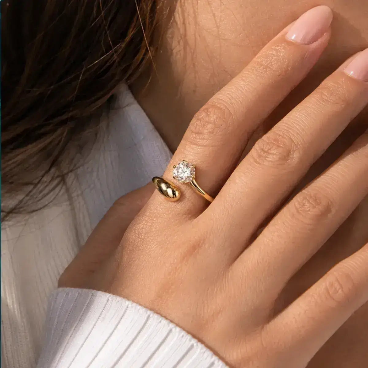 Anel aberto em prata 925 com moissanite e design ajustável na mão da modelo