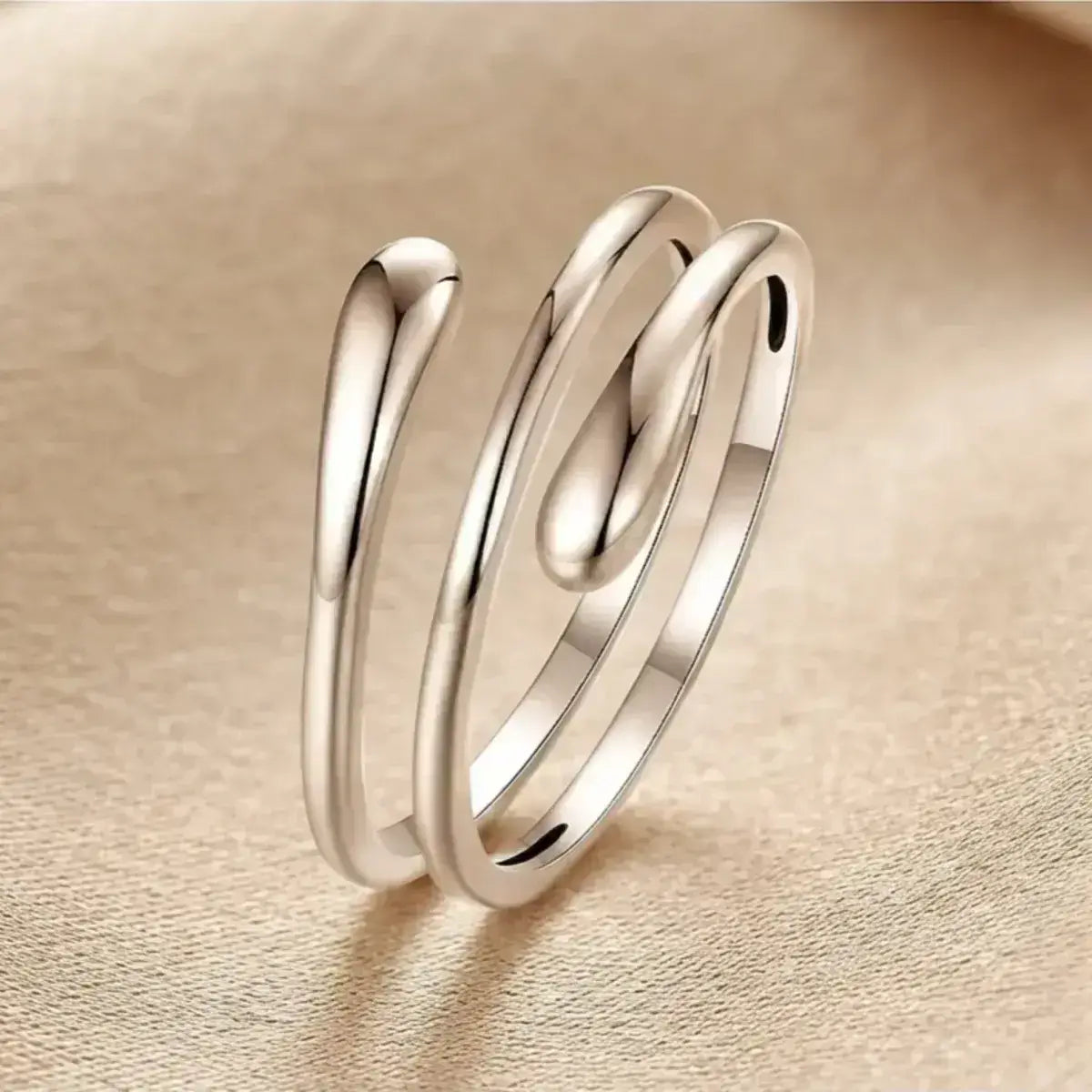 Anel em prata 925 com design espiral visto de lado