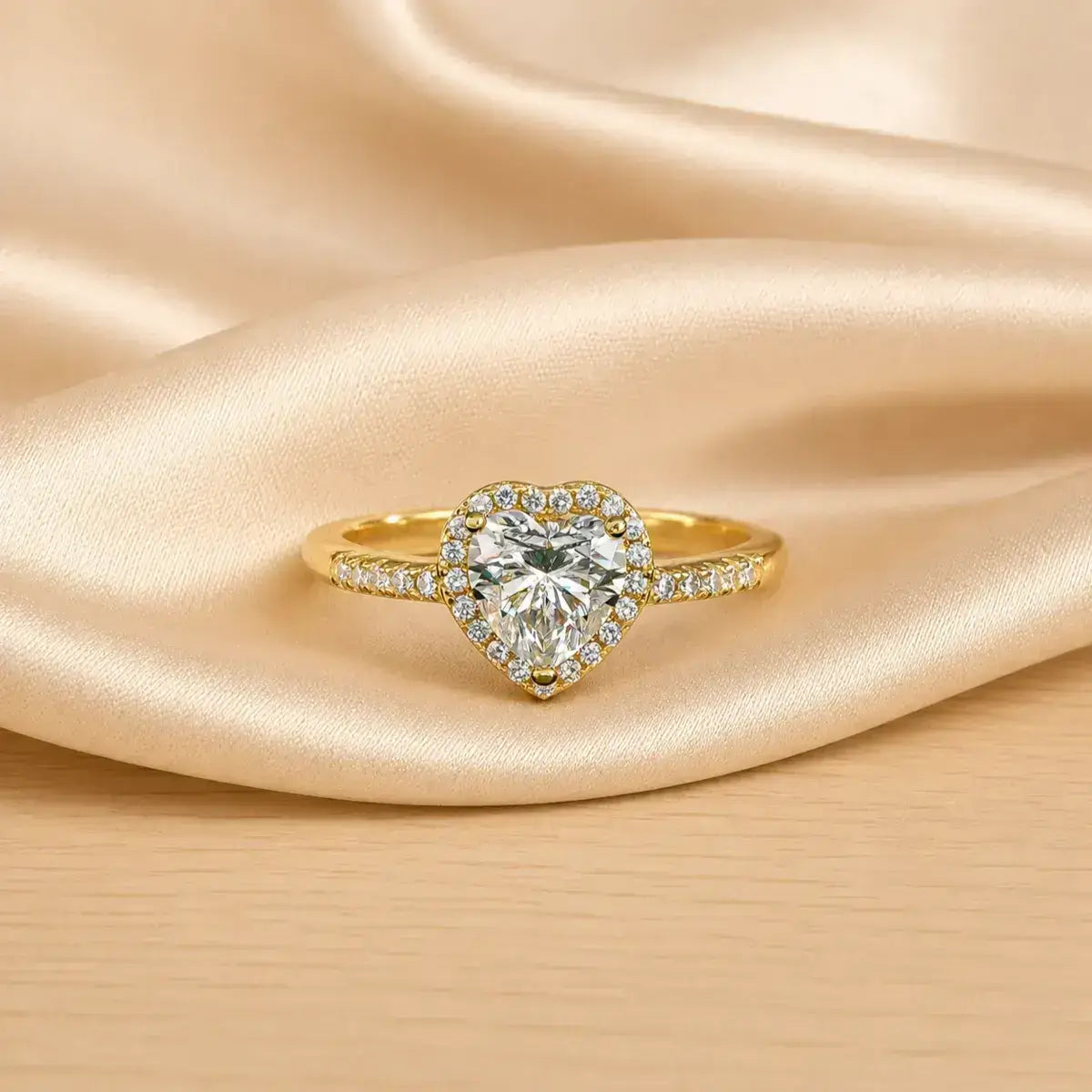 Anel halo coração em prata 925 dourada com moissanite visto de frente