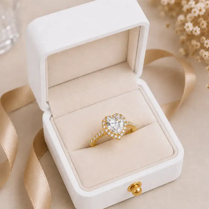 Anel halo coração em prata 925 banhado a ouro 18k com moissanite na caixa de jóias de veludo branca