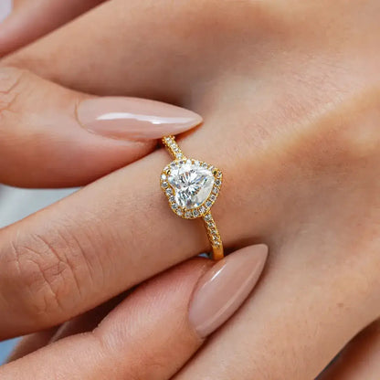 Anel coração em moissanite feito em prata de lei em detalhe na mão da mulher