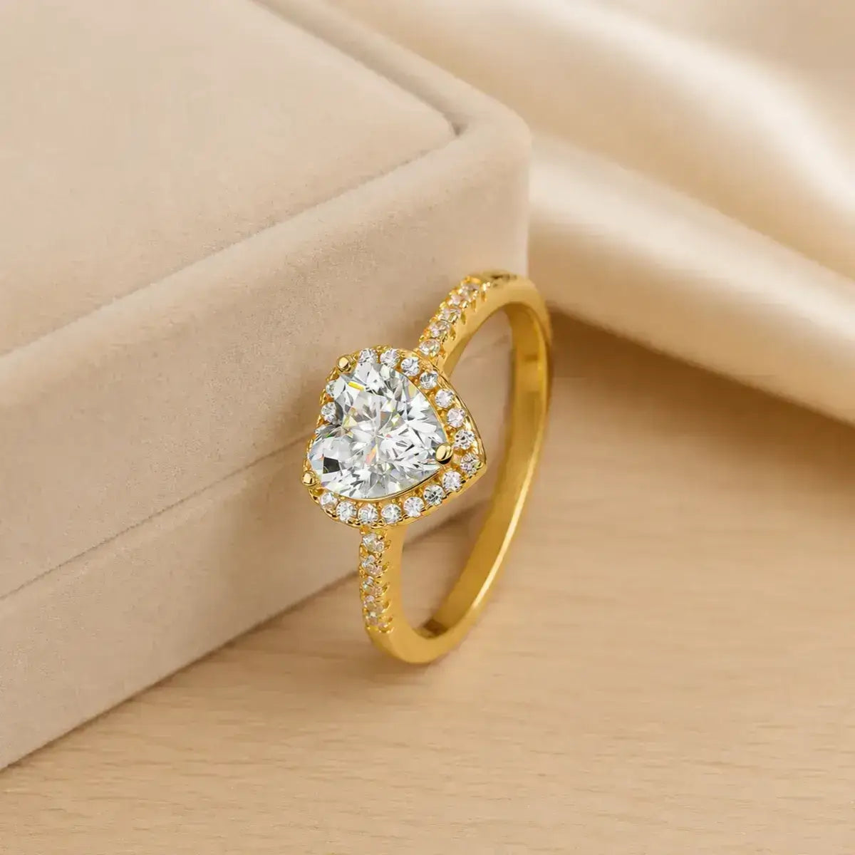 Anel halo coração em prata com moissanite de lado encostado na caixa