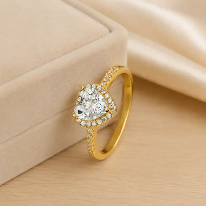 Anel halo coração em prata com moissanite de lado encostado na caixa