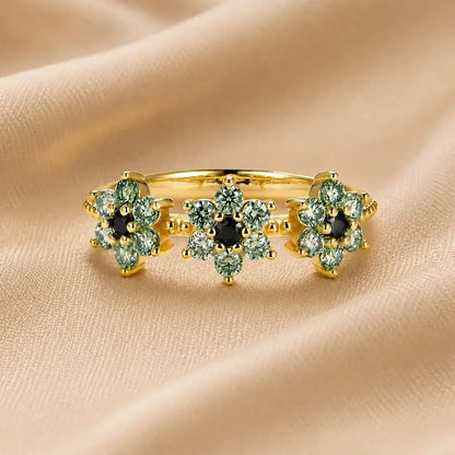 Anel em prata 925 banhado a ouro com três flores de moissanite ciano e preto