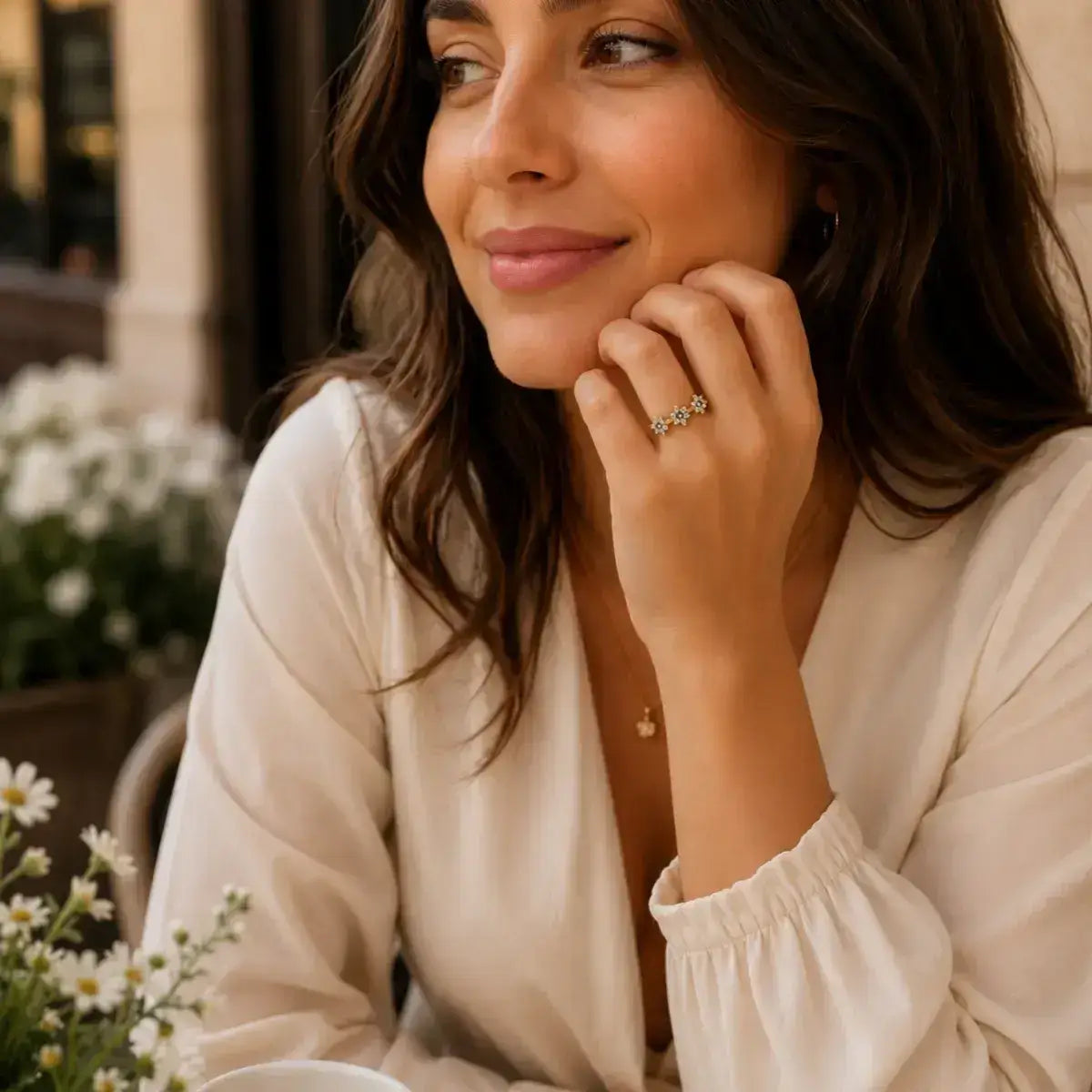 Anel em prata 925 dourada com três flores em moissanite na modelo lifestyle