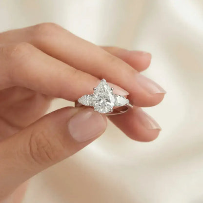 Modelo a mostrar o anel solitario gota com moissanite, em prata de lei