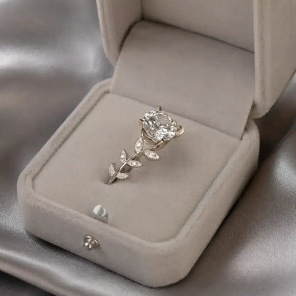 Anel solitário videira em prata de lei 925 com moissanite apresentado em caixa de joias cinzenta elegante