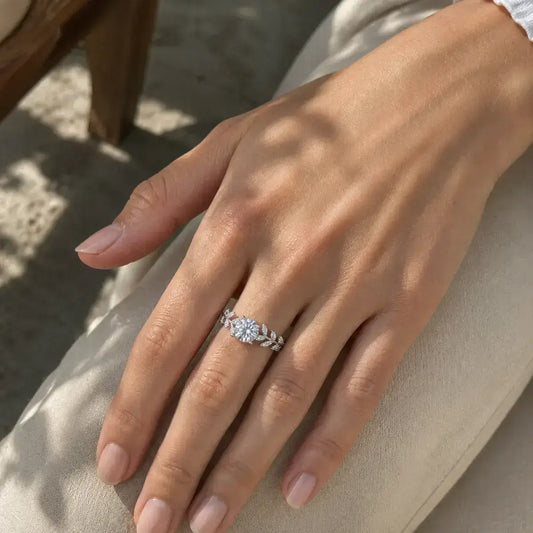 Anel solitário videira com moissanite usado na mão de uma mulher sob luz natural