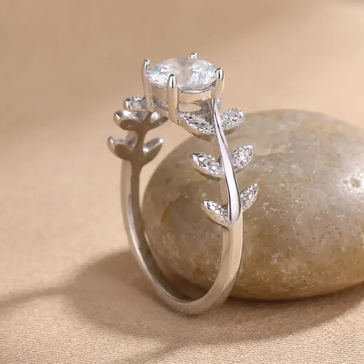 Detalhe da moissanite e das folhas do anel solitário videira em prata de lei 925
