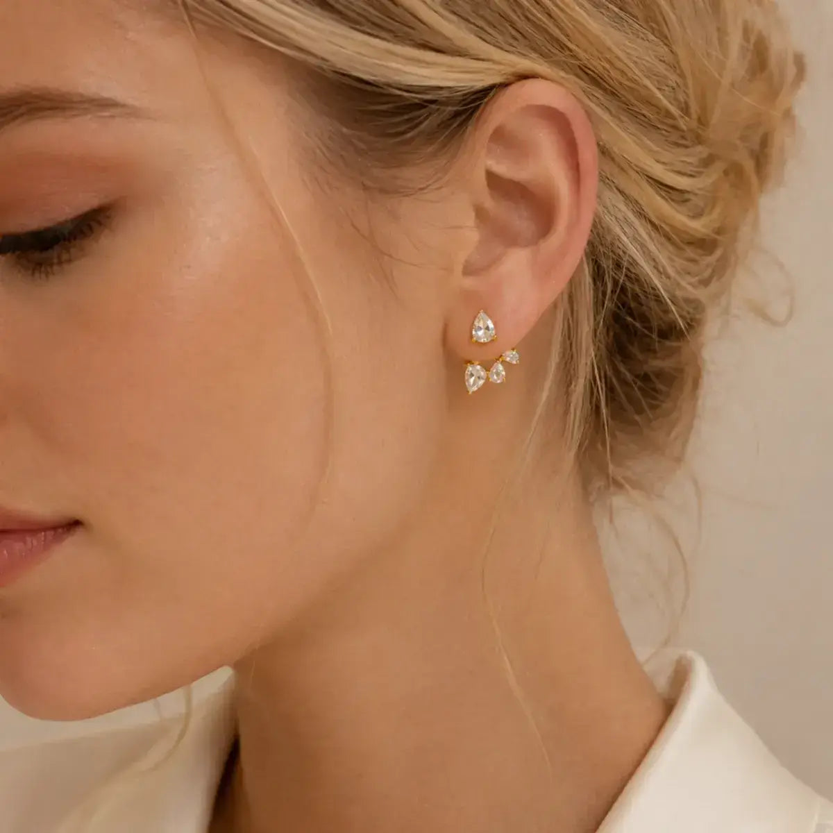 Brincos ear jacket em prata 925 dourada com moissanite na orelha da modelo