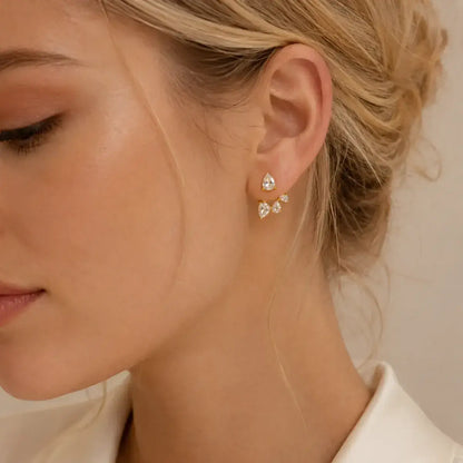 Brincos ear jacket em prata 925 dourada com moissanite na orelha da modelo