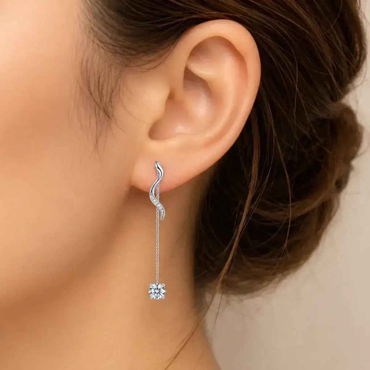 Brincos de fio em prata 925 com moissanite na modelo com estilo