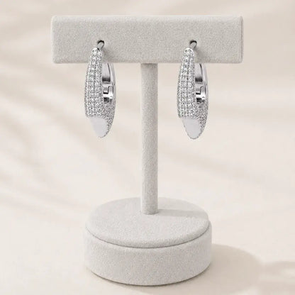 Brincos de argola assimétricos em Prata de Lei 925 com pavé  de zircónias sobre um suporte de brincos