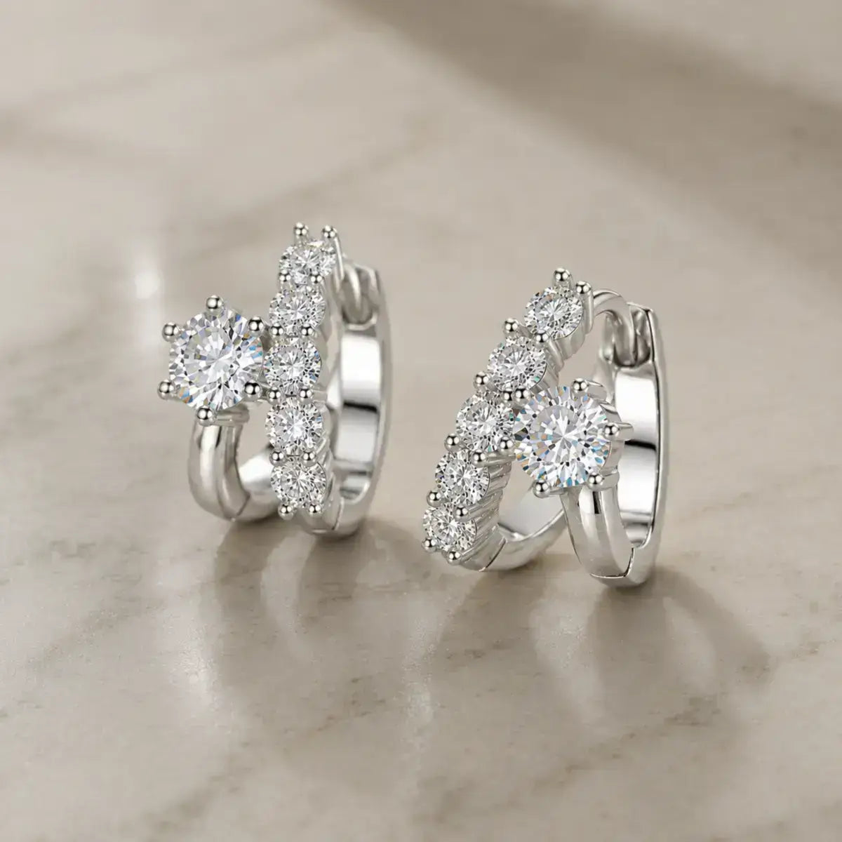 Brincos de argolas assimetricos em prata 925 com pedra de moissanite 0.5 ct vista de frente