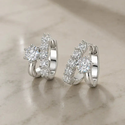 Brincos de argolas assimetricos em prata 925 com pedra de moissanite 0.5 ct vista de frente