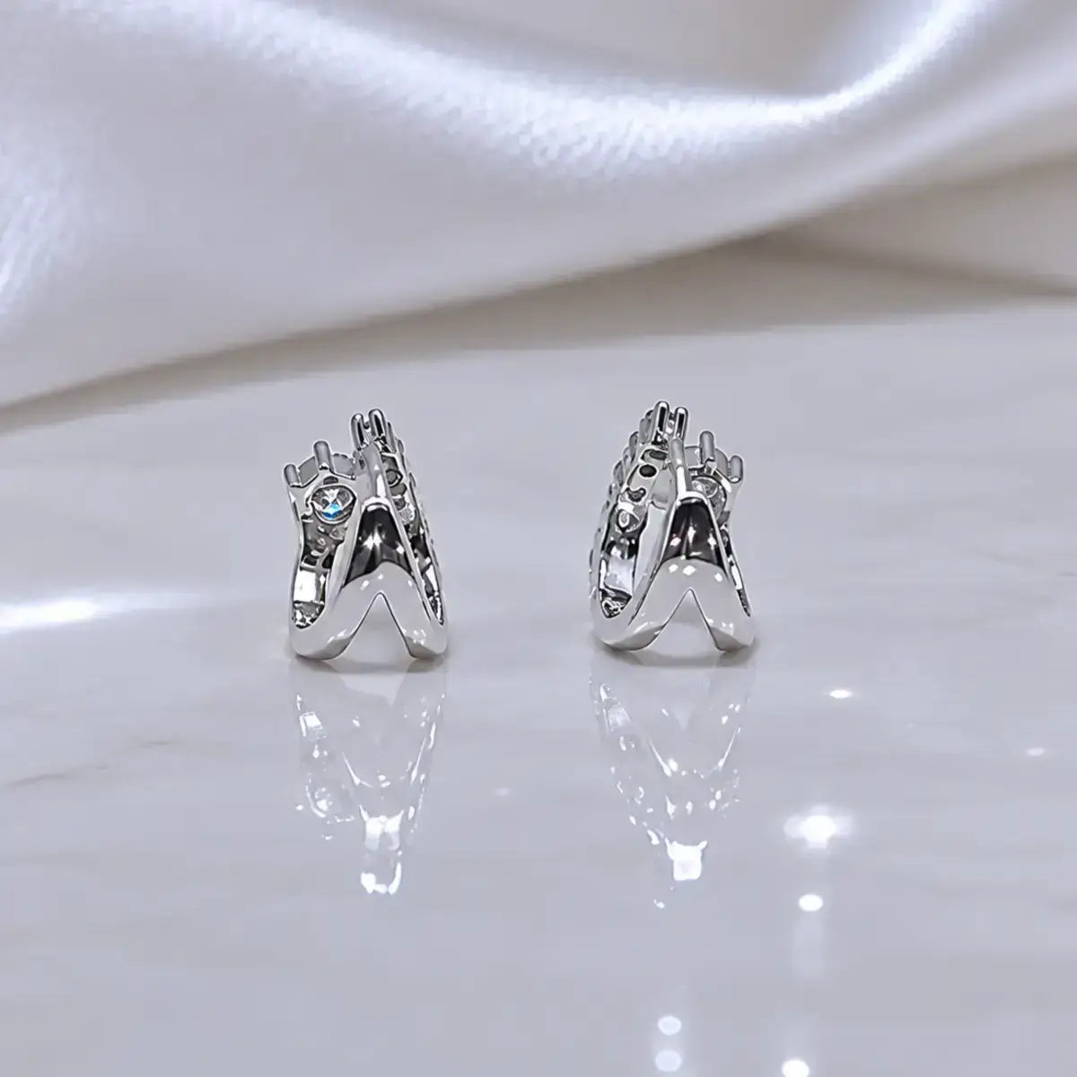 Brincos de argolas em prata 925 com moissanite visto de costas