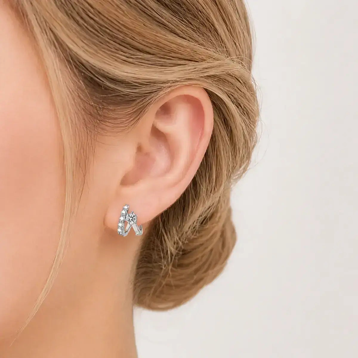 Brincos de argolas prata 925 com moissanite vestidos na modelo em close