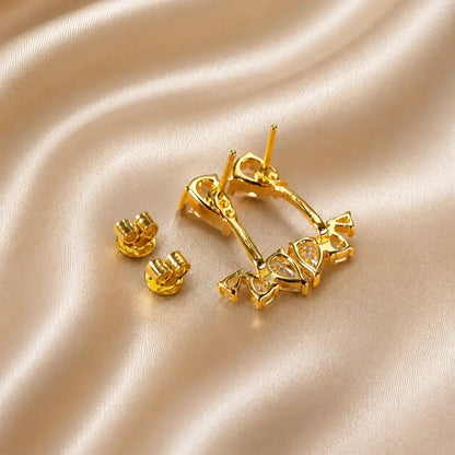 Brincos ear jacket em prata 925 com moissanite visto de costas no pano luxuoso