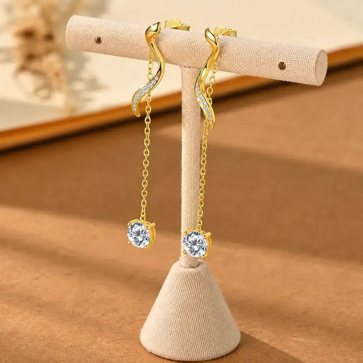 Brincos de prata 925 dourada design fio longo com moissanite num suporte de jóias