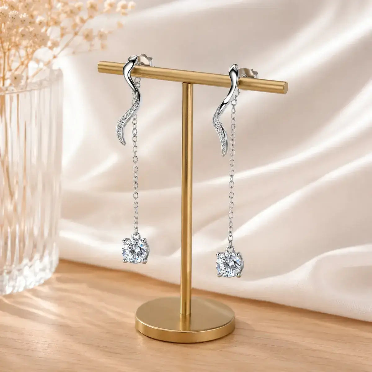 Brincos em prata 925 design fio longo com moisssnite num suporte de joias