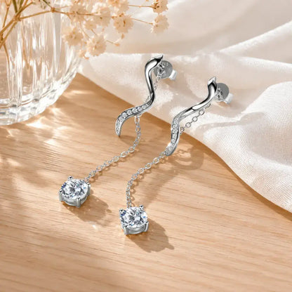 Brincos em prata 925 design fio longo com moissanite na mesa de madeira