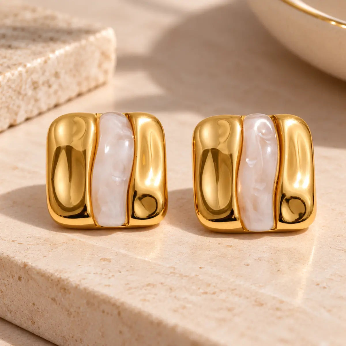 Brincos de resina geométricos bege com acabamento dourado