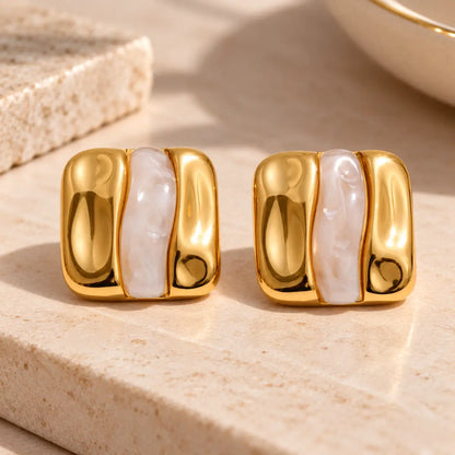 Brincos de resina geométricos bege com acabamento dourado