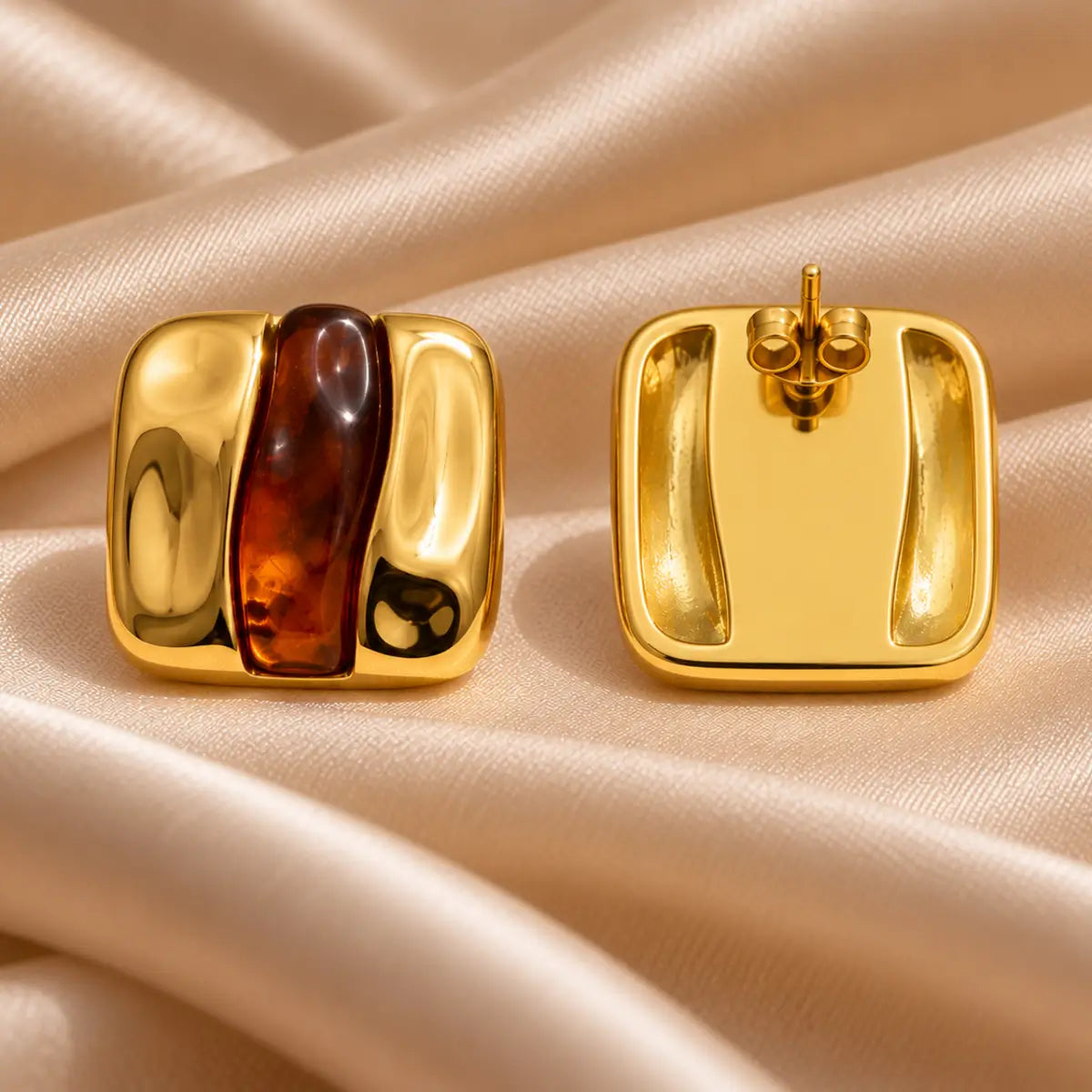 Parte de trás dos brincos de resina geométricos castanhos com fecho dourado