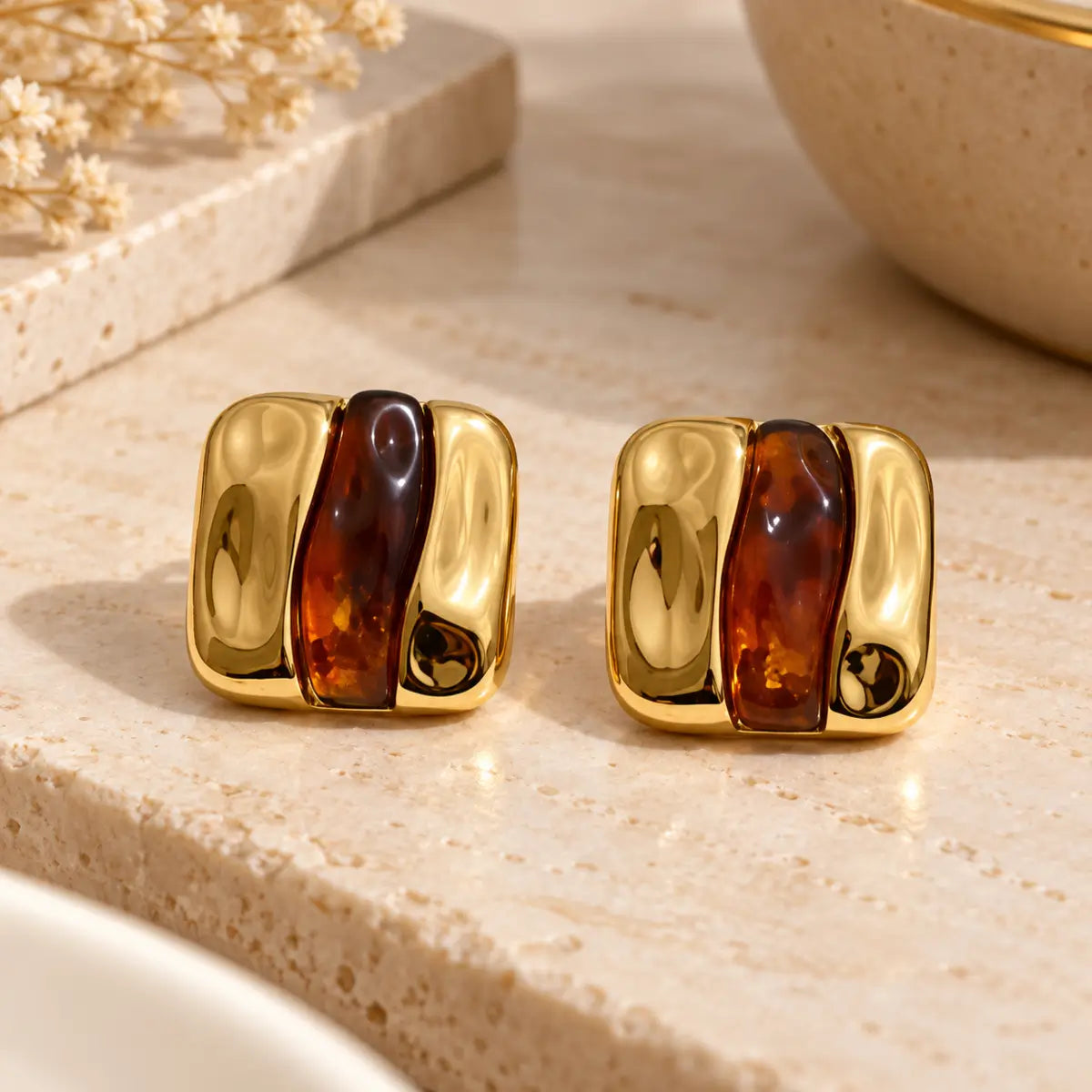 Brincos de resina geométricos castanhos com acabamento dourado