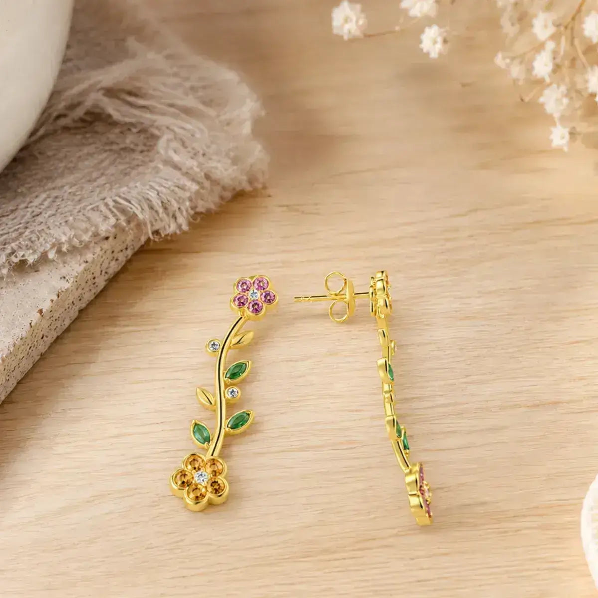 Brincos floral em prata de lei banhados a ouro com pedras coloridas brilhantes com vista lateral