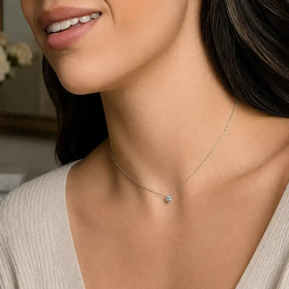 Colar feminino em Prata 925 com zircónias brilhantes e design minimalista