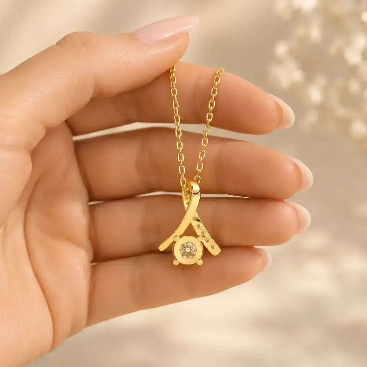 Colar solitário em prata 925 com moissanite e pendente inspirado no símbolo do infinito segurado na mão de modelo vista de costas