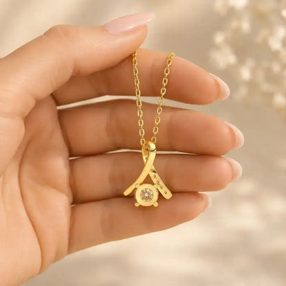 Colar solitário em prata 925 com moissanite e pendente inspirado no símbolo do infinito segurado na mão de modelo vista de costas