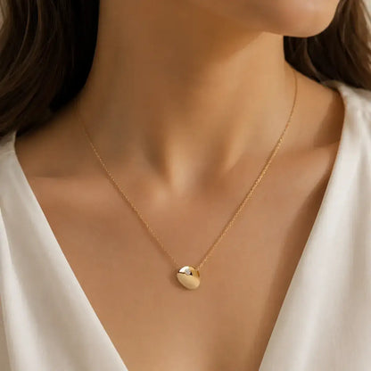 Colar em prata 925 banhado a ouro com pendente seixo e zircónia na modelo