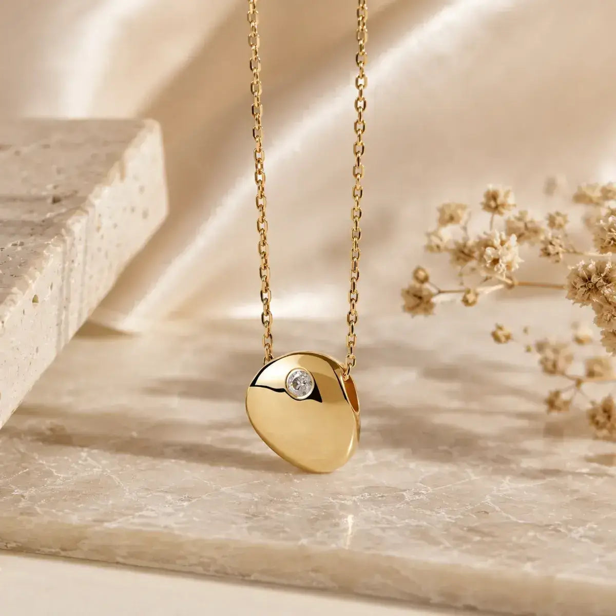 Colar em prata 925 banhado a ouro  com pendente design de seixo com zircónia em fundo minimalista