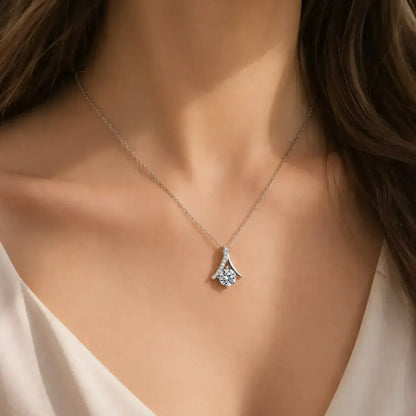 Colar solitário em prata 925 com moissanite e pendente inspirado no símbolo do infinito ao pescoço de modelo com cabelo solto