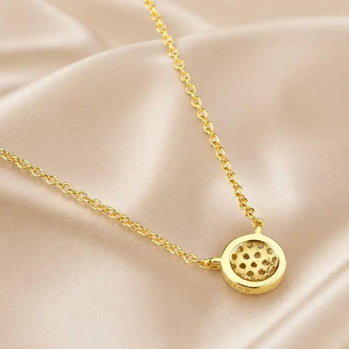 Colar em Prata de Lei 925 com pendente circular visto o acabamento de costas