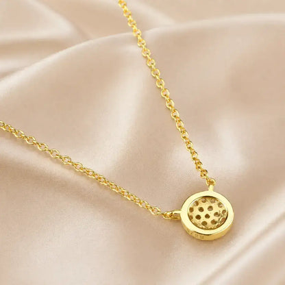 Colar em Prata de Lei 925 com pendente circular visto o acabamento de costas