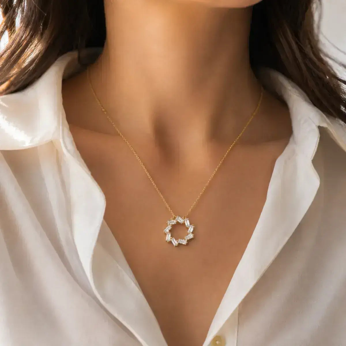 Colar em Prata de Lei 925 com pendente circular de zircónias baguete e acabamento dourado
